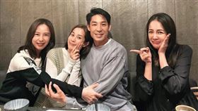 藍鈞天（右二）擁抱温貞菱（左二）、天心（左一），老婆陳羽柔（右一）作勢哭哭；不過昔日藍鈞天拍《一把青》時，陳羽柔確實很會吃醋。（翻攝自藍鈞天IG）