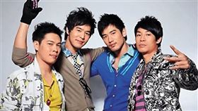 當初藍鈞天（右起）、高以翔、丁春誠和陳紹誠組成「時尚F4」，還出書《遇見時尚F4》；藍鈞天原本是外界覺得唯一正在幸福的人夫兼爸爸，但是婚姻最終難以維繫。（皇冠提供）