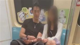 兩人坐在捷運上滑手機，女生的手肘靠在錦榮的大腿上。（圖／讀者提供）