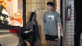 到了9點多，結束朋友間聚餐，阮經天開車載女友回他新買的豪宅，不到半小時又出門。（圖／本刊攝影組）