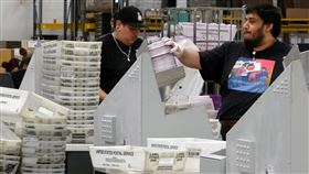 加州選務人員清點郵寄選票美國大選約20%選民採用郵寄投票，加州洛杉磯郡的一處計票中心，選務人員正在處理郵寄的選票。中央社記者林宏翰洛杉磯攝113年11月6日