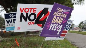 佛州投票所外立牌美國總統大選於當地時間5日登場，各州已陸續開放投票。圖為佛羅里達州西棕櫚灘郡票所外的競選立牌。中央社記者鍾佑貞棕櫚灘攝 113年11月6日