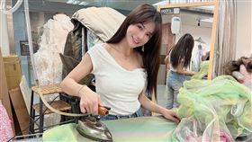 林岱縈在車縫的過程中，思念已逝的母親。（圖／紅心字會提供）