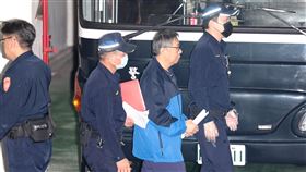 北院裁定柯文哲延押2個月台北地檢署持續偵辦京華城案，2024年9月5日聲請羈押禁見前台北市長柯文哲（右2）獲准，由於羈押期限將至，檢察官日前向台北地方法院聲請延押，1日召開延押庭，下午裁定柯文哲延長羈押2個月。中央社記者張皓安攝  113年11月1日