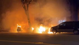 台中銀行騎樓火警，燒毀11輛車！竟是計程車司機「手彈煙灰」釀災(圖／翻攝畫面)