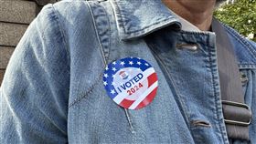 美國的選擇一名紐約州選民步出投票所後展示已投票貼紙。中央社記者廖漢原紐約攝  113年11月6日