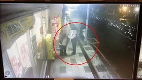 陳金順邀請宋姓保全到同一間公司任職遭回拒嗆聲，一氣之下拿鑰匙朝宋男頭部猛刺。（圖／翻攝畫面）
