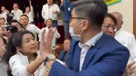 徐巧芯秀影片，指控鍾佳濱打媒體。（圖／徐巧芯提供）