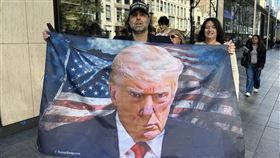 川粉聚集紐約美國共和黨總統候選人川普27日在紐約市中心麥迪遜花園廣場（Madison Square Garden）舉行造勢大會，一名持川普旗幟支持者前往造勢活動會場。中央社記者廖漢原紐約攝  113年10月28日