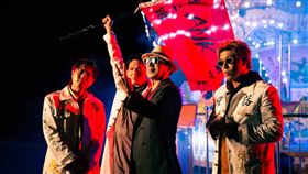 「本土天團」玖壹壹成軍十五週年，邀來大哥專業戶高捷(左三)合作新歌《南北二路》左起洋蔥、春風、健志（右）。（圖／混血兒娛樂提供）