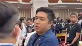 謝克洋拍掉鍾佳濱手機（圖／翻攝自周軒臉書）