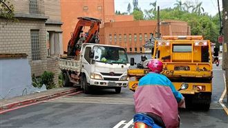 貨車載怪手失控　撞倒真理大學圍牆