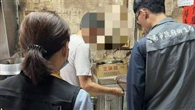 台南某知名鱔魚意麵店遭爆料，老闆「邊叼菸邊料理」引起衛生疑慮，經台南市衛生局前往現場稽查，揪出2項衛生缺失。（圖／台南市衛生局提供）