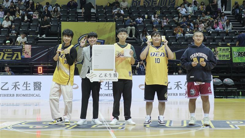 生醫攜反毒基金會辦公益　設反毒教育攤位