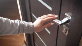 敲門　開門 （示意圖／pixabay）