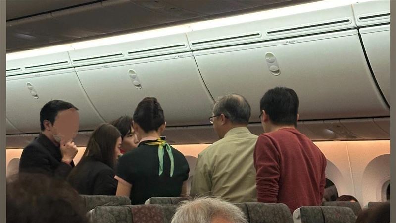 女童搭機熱痙攣　巧遇「醫師團」包圍救命