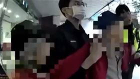 老夫妻銀行前擺攤！下秒「遭強拉上警車」畫面瘋傳　中正一分局回應了。（圖／翻攝畫面）
