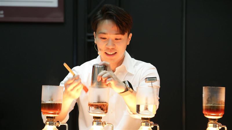 台灣之光！張維欣奪世界盃虹吸咖啡賽冠軍