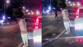 中國一名男子在十字路口隨地小便。（圖／翻攝自抖音）