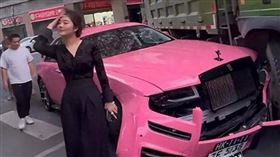 大陸廣州市近日發生一起車禍，一輛貨車在掉頭時撞上一輛勞斯萊斯。（圖／翻攝自微博）