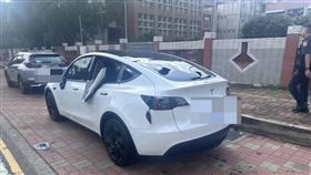 特斯拉被惡煞持棍棒狠砸，手段超兇狠。（圖／翻攝畫面）