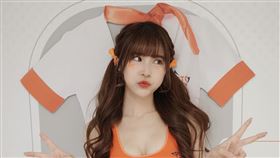 孟潔穿上Pilots Crew引以為傲的橘色招牌空姐裝鮮豔亮相。（圖／翻攝臉書）