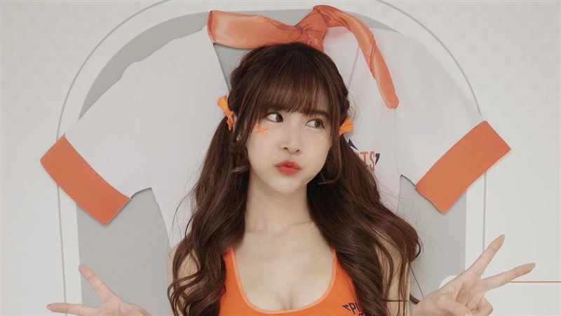 啦啦隊孟潔宣布轉戰當空姐 超香制服照曝