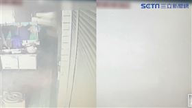 一樓鐵皮屋大量衝出，不到1秒，監視器畫面瞬間全白。