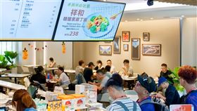 泰式打拋香米飯；林東芳紅燒牛肉麵；糖醋素雞丁飯；陽明春天（士林），以植物肉製成小丸子吸附濃郁的泰式綠咖哩；素食餐廳祥和蔬食。（圖／昇恆昌免稅商店提供）