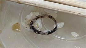 準備大啖美食卻咬到一枚完整的生鏽戒指，一家人嚇壞了。（圖／翻攝畫面）