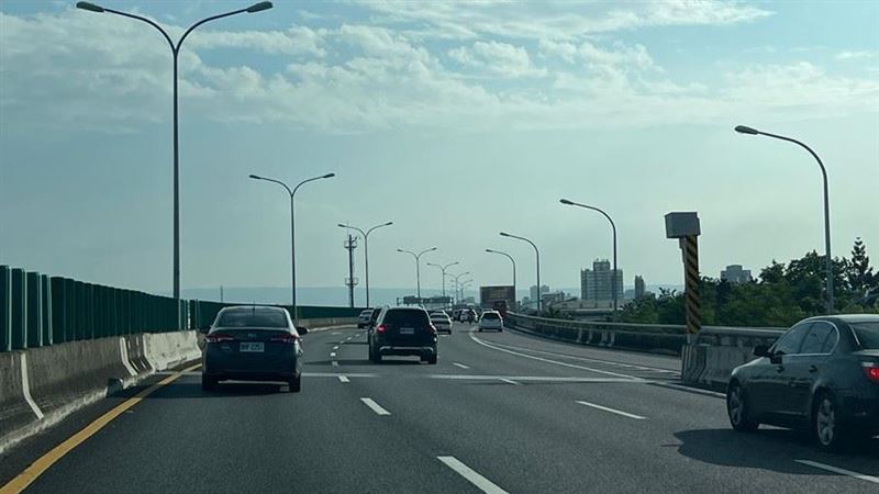 台74沿線共設置7支測速照相桿，2025年共取締1萬5478件超速，至少為市庫進帳9286萬元。（圖／台中市警局交大提供）