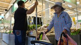 屏東西市場開幕（2）屏東西市場16日開幕，挑高空間沒有壓迫感、走文青風，且沒有傳統市場潮濕異味，建立起另一種市場文化標竿。中央社記者黃郁菁攝  113年7月16日