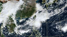 今晚至明天受颱風外圍環流及東北季風影響，北東有雨。（圖／氣象署）