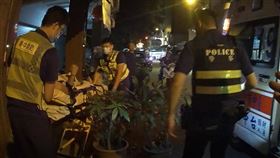 台中,裸男,忠孝夜市,佛經,砸攤（圖／翻攝畫面）
