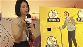 蔡欣熹醫師表示，中風患者會出現肩膀內收、手肘屈曲等情況，尤其拳頭緊握的姿勢猶如「小叮噹手」。（圖／記者簡浩正攝影）