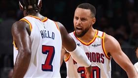勇士一哥柯瑞（Stephen Curry）末節挺身而出飆分，幫助球隊以118：112成功踢館塞爾提克。（圖／翻攝自勇士隊官方X）