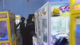 「夾娃娃機店」變相「賣雞」，烏日，警連破3道門，越南籍，瓦解色情應召站I(圖／翻攝畫面)