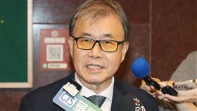 班班有鮮乳  教長：不樂見學校1次發6瓶保久乳政府推動「班班有鮮乳」政策，卻傳出有學校1次發6瓶保久乳給學童。教育部長鄭英耀7日在立法院受訪表示，不樂見學校1次發6瓶的情形；並強調，這項政策的起心動念是好的，執行上可能會看到一些現象，政府內部一直在滾動修正調整，希望能讓政策執行更順暢。中央社記者郭日曉攝  113年11月7日