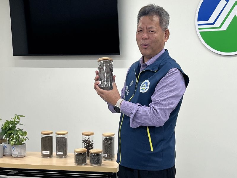 環境部前年舉行「推動焚化再生粒料全循環 兼顧資源循環及環境保護」記者會，時任環境管理署長顏旭明展示相關成果