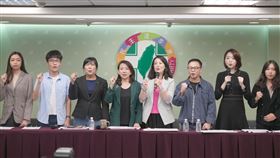 民進黨發言人韓瑩、立法委員羅美玲、伍麗華、吳思瑤及青年代表今共同召開「全民福祉進步要緊，投資多元族群不能停 藍白勿再擋總預算」記者會。（圖／民進黨提供）