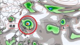 AIFS模式預估，週末海上可能同時存在3個熱帶系統（銀杏颱風與兩個低壓）。（圖／翻攝自YouTube-Hsin Hsing Chia頻道）