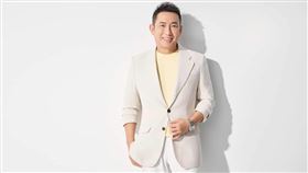 屈中恆在節目答題，結果假牙掉出來。（圖／翻攝自天才衝衝衝臉書）