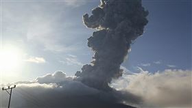 印尼拉基拉基火山不斷噴發，形成巨大火山灰雲柱。（圖／美聯社／達志影像）