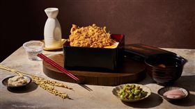 「酒粕豬排蓋飯」嚴選日本四國的「桂月」清酒及酒粕入菜。（圖／品牌業者提供）