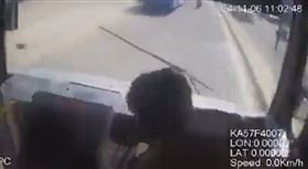 公車司機開車，突然倒地死亡，乘客驚慌接方向盤，拯救全車(圖／翻攝自X)