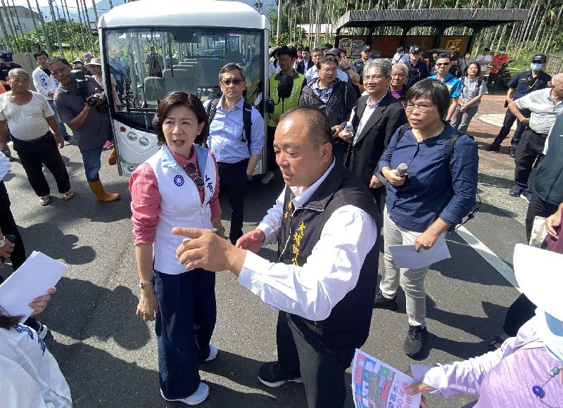 國民黨立委王育敏前往嘉義縣大埔鄉考察太陽能光電設施時,大埔鄉長吳明勳(前右)曾與當地鄉親到場陳情。(王育敏提供)