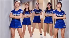 丹丹（左1）、心璇（左2）、檸檬（中）、林襄（右2）、慈妹(右1)搞笑演出「霸凌現場」。（圖／翻攝自IG）