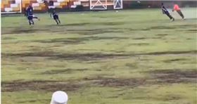 好幾位球員被雷擊中紛紛倒地。（圖／X）

