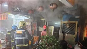 宮廟休息室門口竄出大量濃煙，場面相當危急。（圖／翻攝畫面）