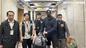 移民署桃園專勤隊在台北市松山區逮獲李維。（圖／翻攝畫面）